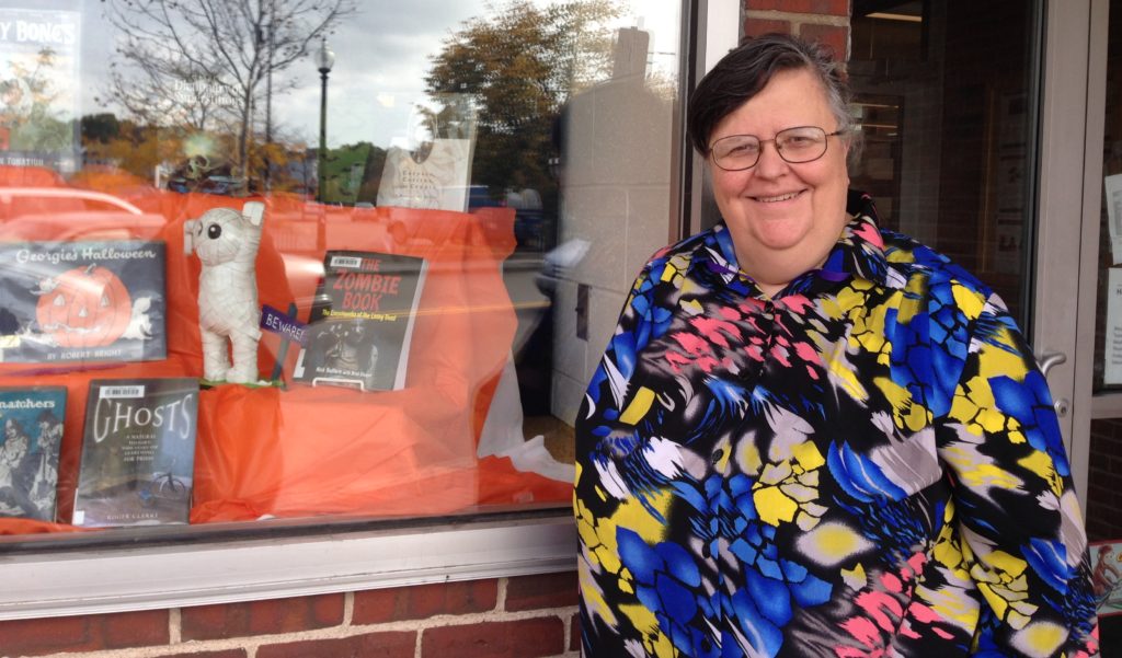 Fields Corner Children's Librarian Cindy Dye